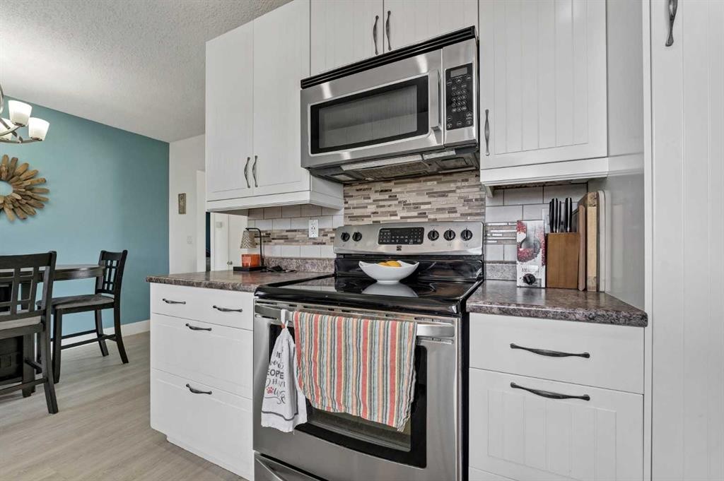 6 5 Street Ne, Redcliff, AB - Indoor Photo Showing Kitchen