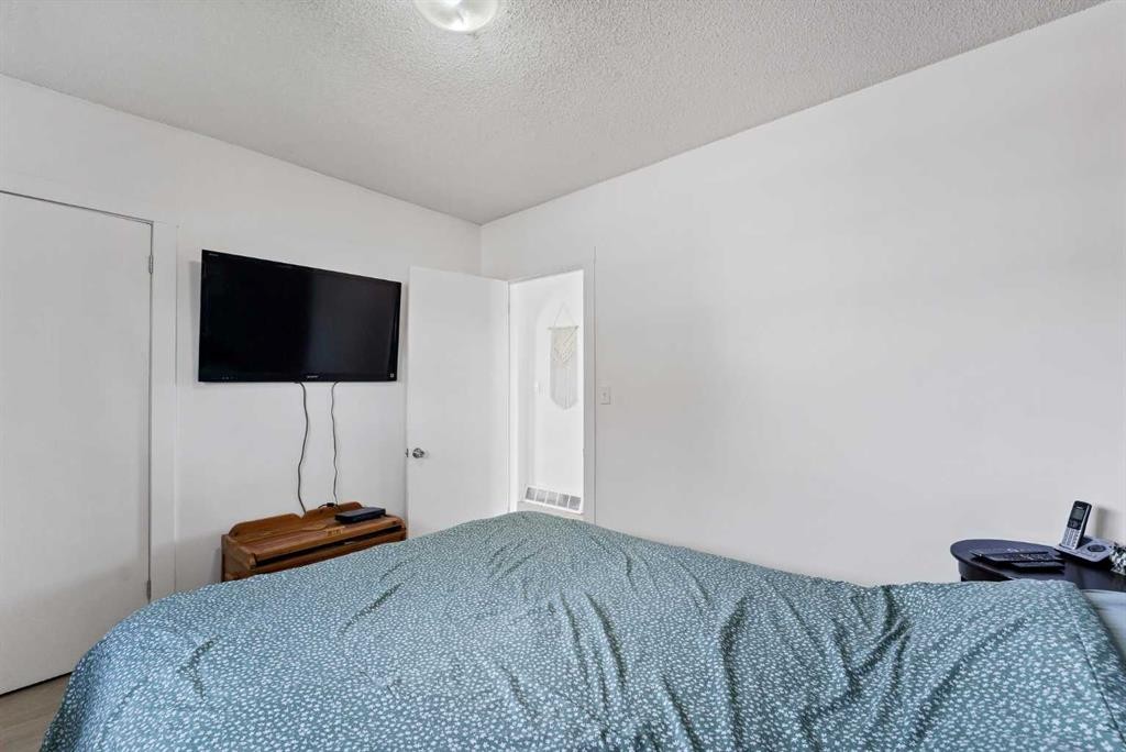 6 5 Street Ne, Redcliff, AB - Indoor Photo Showing Bedroom
