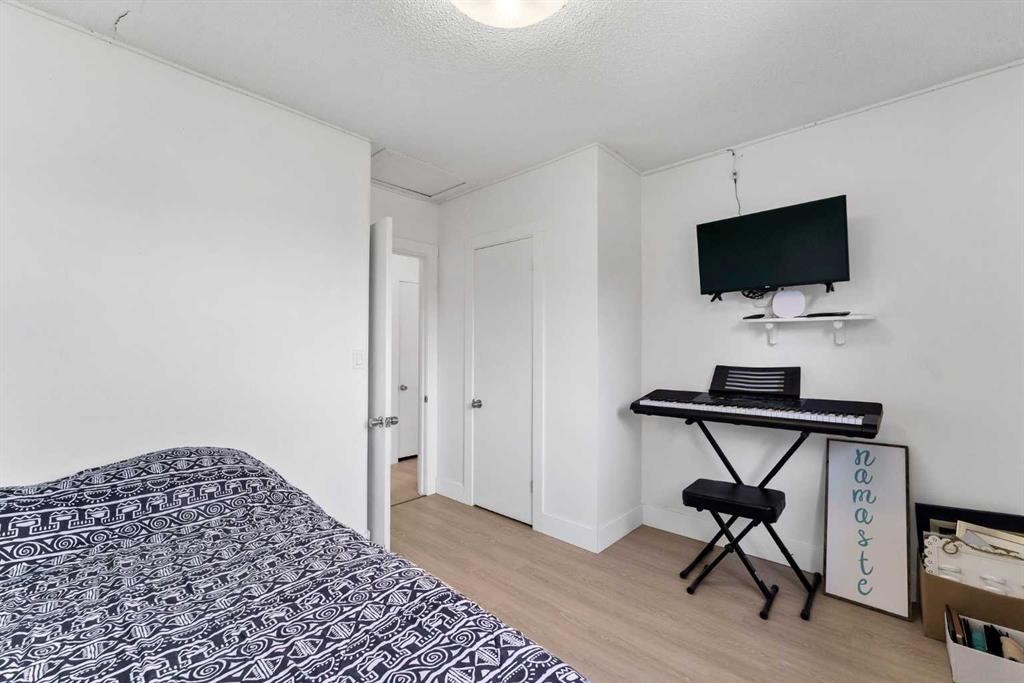 6 5 Street Ne, Redcliff, AB - Indoor Photo Showing Bedroom