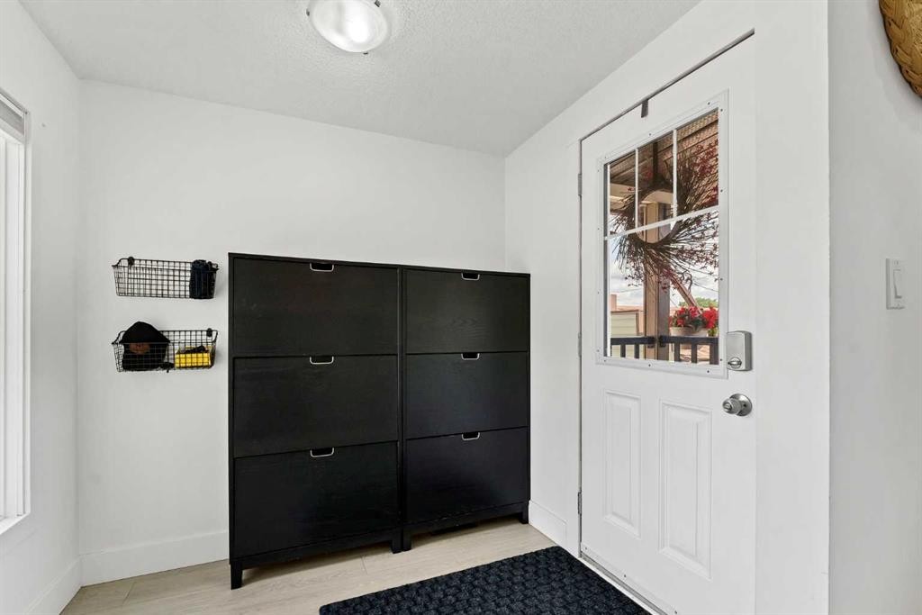 6 5 Street Ne, Redcliff, AB - Indoor Photo Showing Other Room