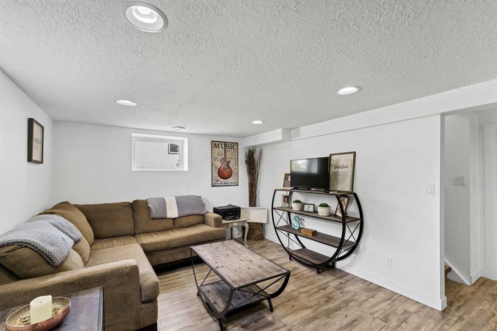 6 5 Street Ne, Redcliff, AB - Indoor Photo Showing Living Room