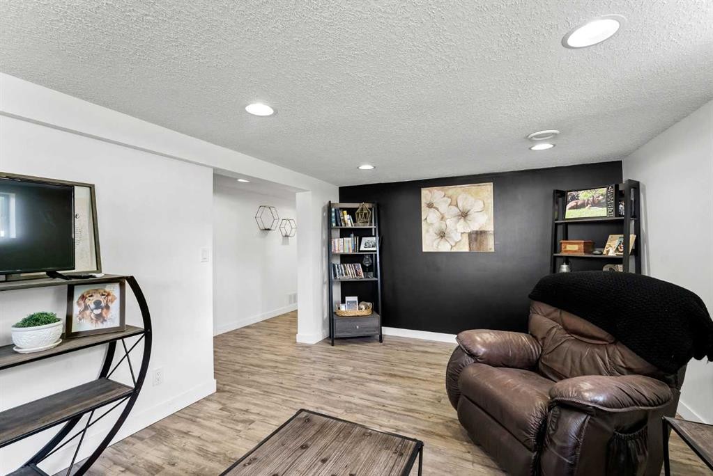 6 5 Street Ne, Redcliff, AB - Indoor