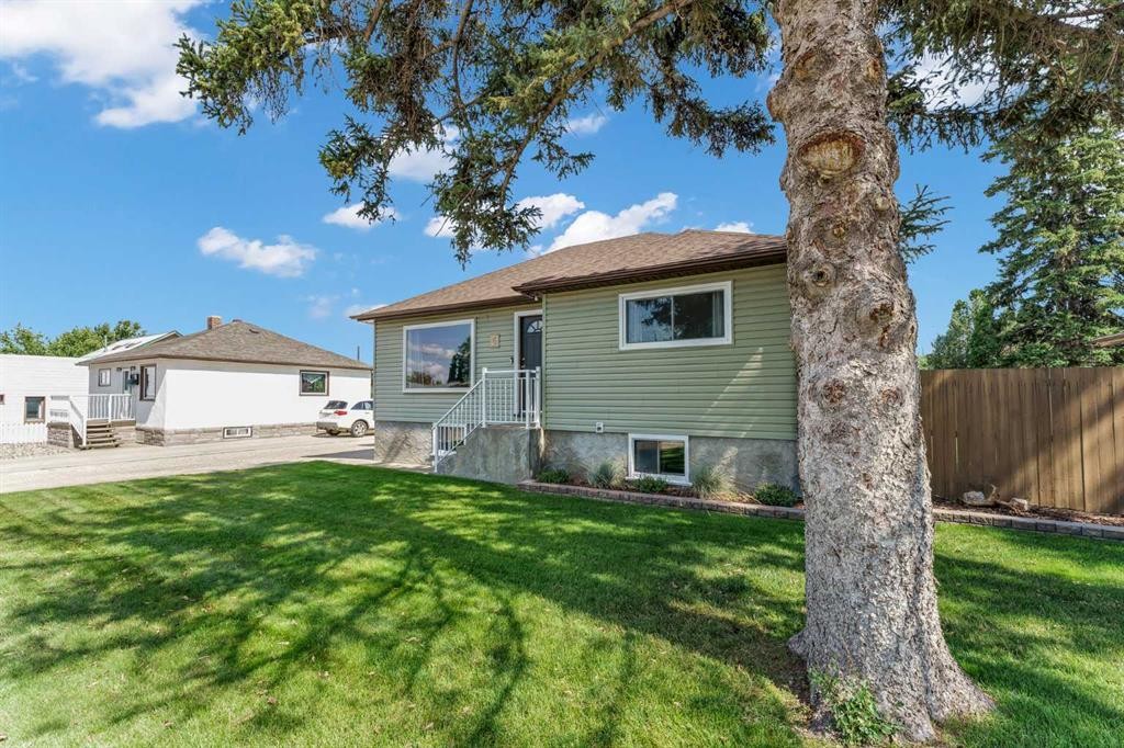 6 5 Street Ne, Redcliff, AB - Outdoor With Deck Patio Veranda