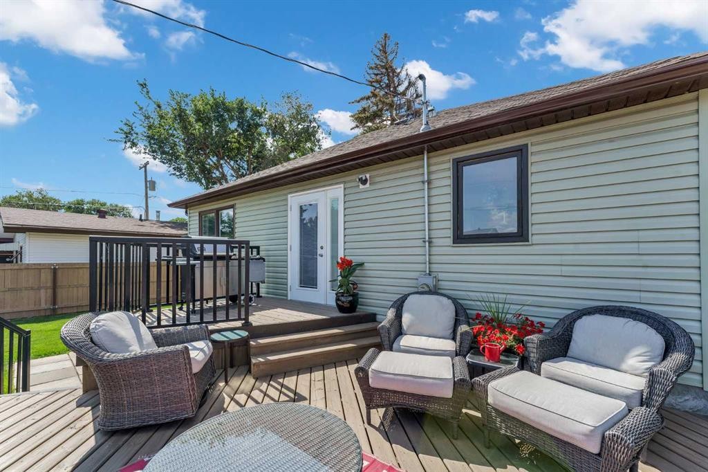 6 5 Street Ne, Redcliff, AB - Outdoor With Deck Patio Veranda With Exterior