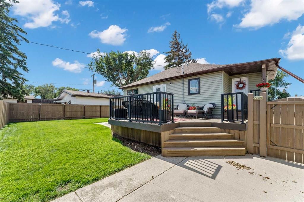 6 5 Street Ne, Redcliff, AB - Outdoor With Deck Patio Veranda