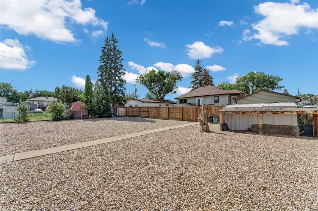 6 5 Street Ne, Redcliff, AB - Outdoor