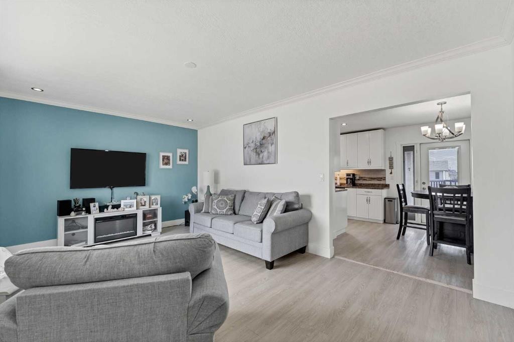 6 5 Street Ne, Redcliff, AB - Indoor Photo Showing Living Room