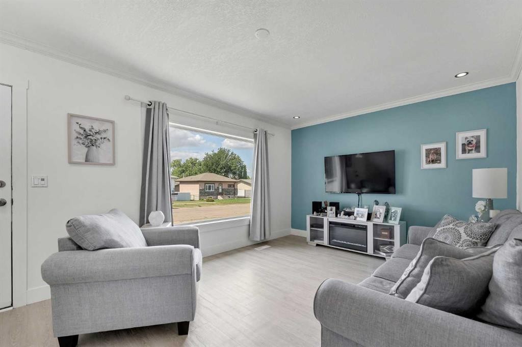 6 5 Street Ne, Redcliff, AB - Indoor Photo Showing Living Room