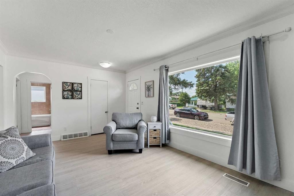 6 5 Street Ne, Redcliff, AB - Indoor Photo Showing Living Room