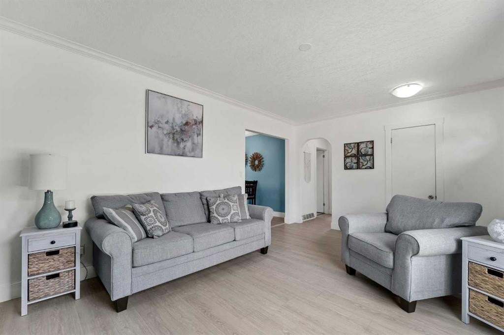 6 5 Street Ne, Redcliff, AB - Indoor Photo Showing Living Room