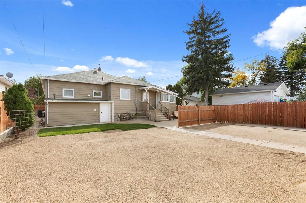 44 8 Street Ne, Medicine Hat, AB