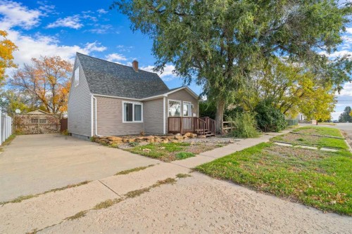 106 8 Avenue WEST Bow Island, AB T0K 0G0