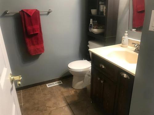307 8  Ave, Fox Creek, AB - Indoor Photo Showing Bathroom