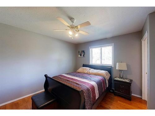 808 10 Street, Fox Creek, AB - Indoor Photo Showing Bedroom
