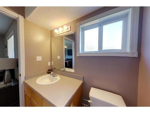 808 10 Street, Fox Creek, AB - Indoor Photo Showing Bathroom