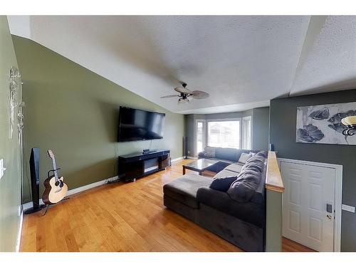 808 10 Street, Fox Creek, AB - Indoor Photo Showing Living Room