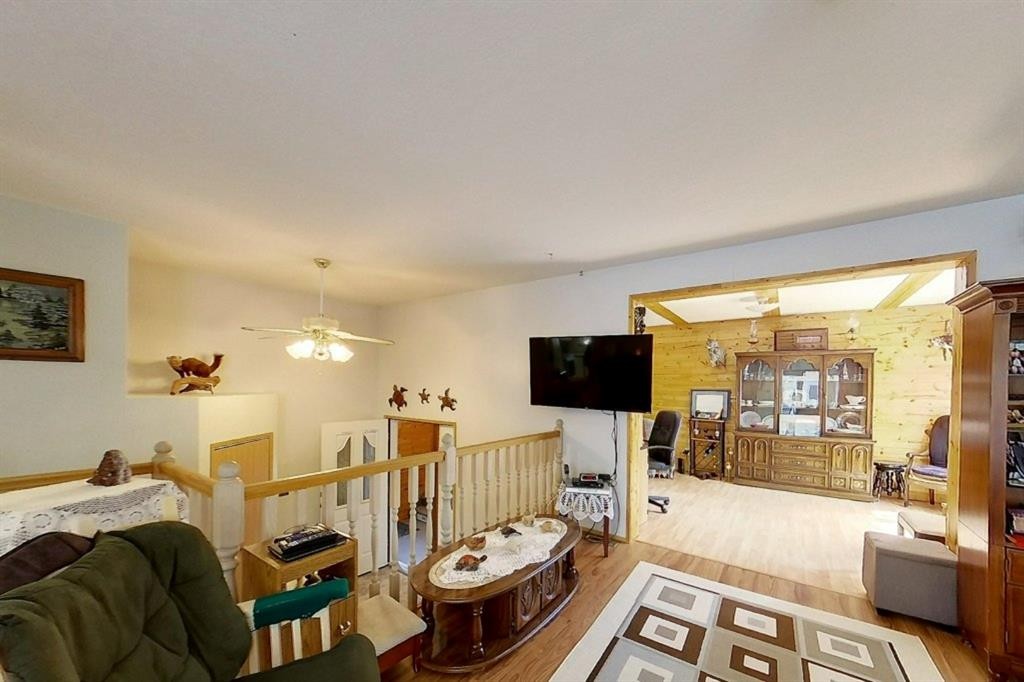 5114 49 Ave, Robb, AB - Indoor Photo Showing Living Room