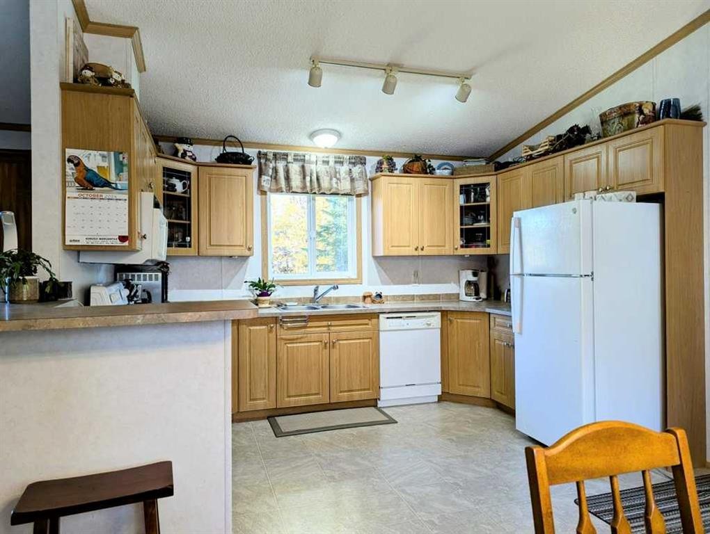 7 4 Avenue Sw, Faust, AB - Indoor Photo Showing Kitchen With Double Sink