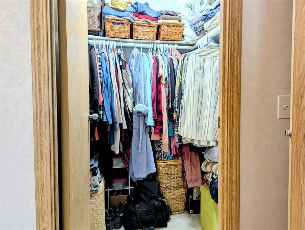 7 4 Avenue Sw, Faust, AB - Indoor With Storage