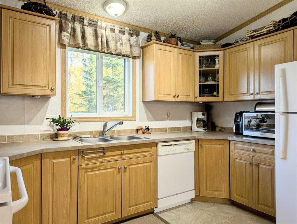 7 4 Avenue Sw, Faust, AB - Indoor Photo Showing Kitchen With Double Sink