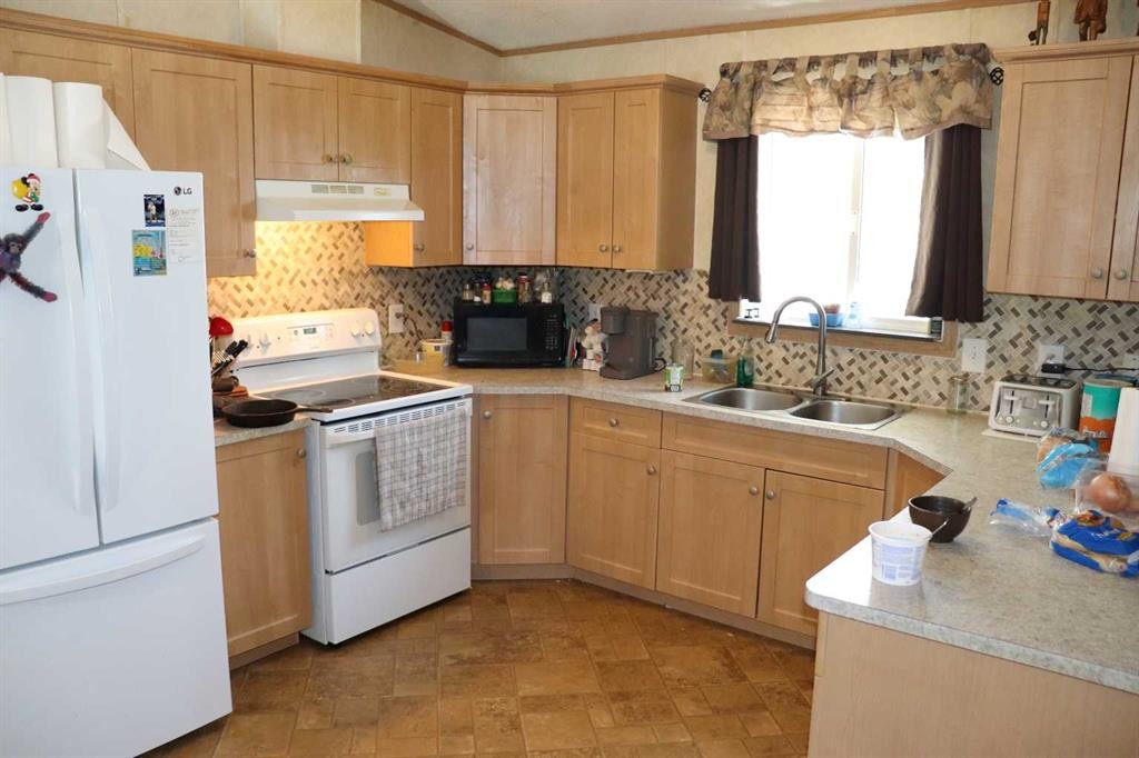 5001 51 Street, Robb, AB - Indoor Photo Showing Kitchen With Double Sink