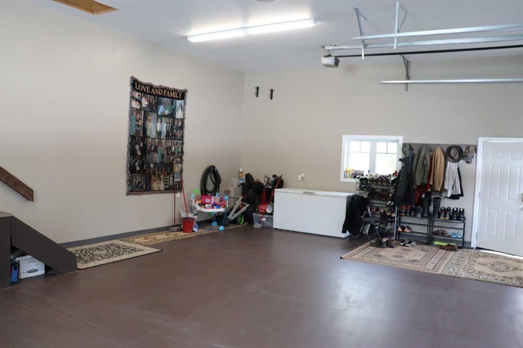 6663 15 Avenue, Edson, AB - Indoor Photo Showing Garage