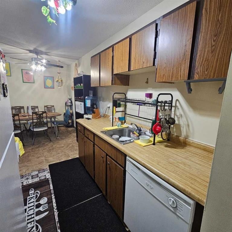 311-5317 5 Avenue, Edson, AB - Indoor Photo Showing Kitchen