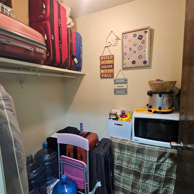 311-5317 5 Avenue, Edson, AB - Indoor With Storage