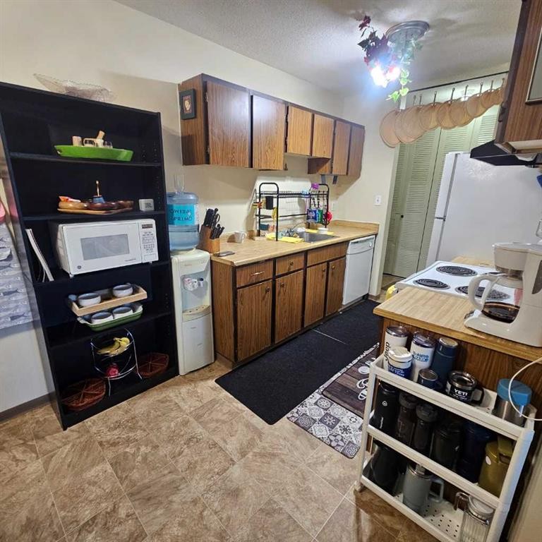 311-5317 5 Avenue, Edson, AB - Indoor Photo Showing Kitchen