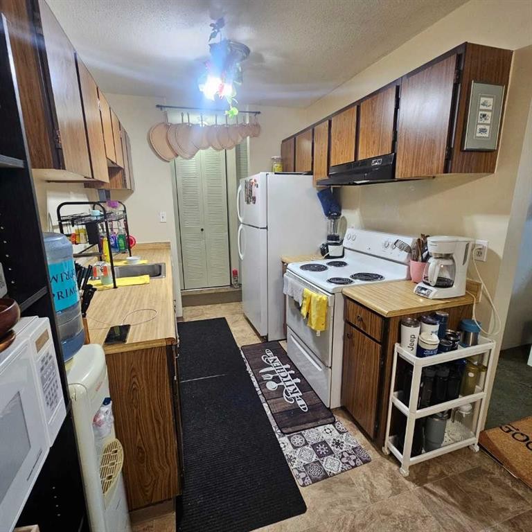311-5317 5 Avenue, Edson, AB - Indoor Photo Showing Kitchen