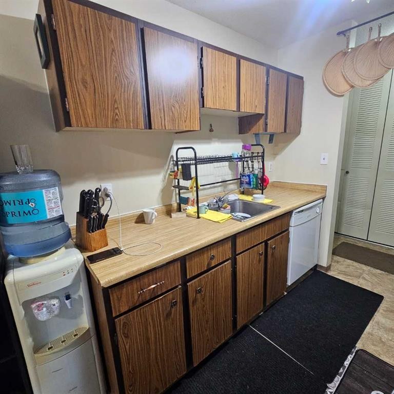 311-5317 5 Avenue, Edson, AB - Indoor Photo Showing Kitchen