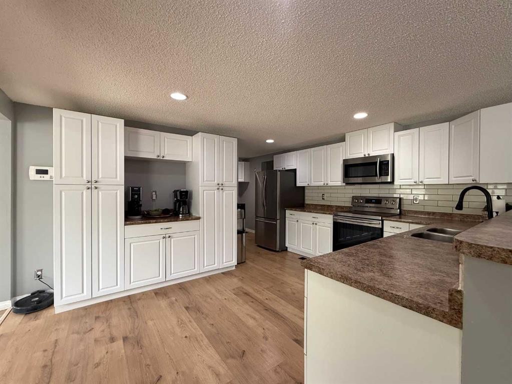 653022 Range Road 224, Athabasca, AB - Indoor Photo Showing Kitchen With Double Sink