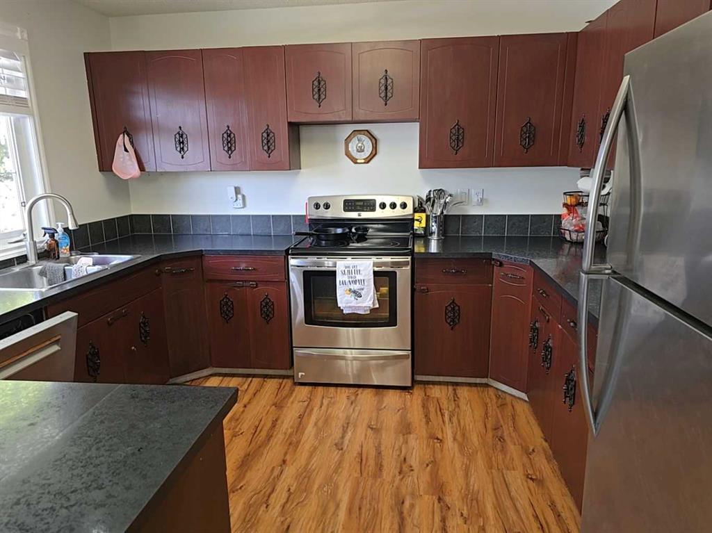 401 7 Avenue, Fox Creek, AB - Indoor Photo Showing Kitchen With Double Sink