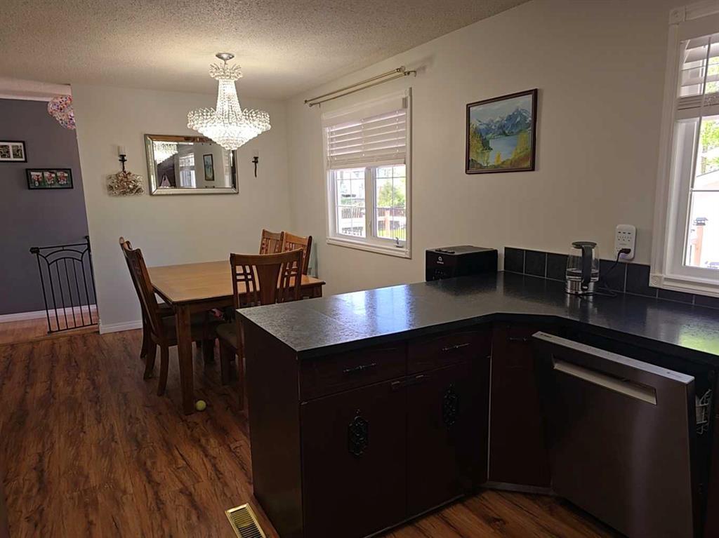 401 7 Avenue, Fox Creek, AB - Indoor Photo Showing Dining Room