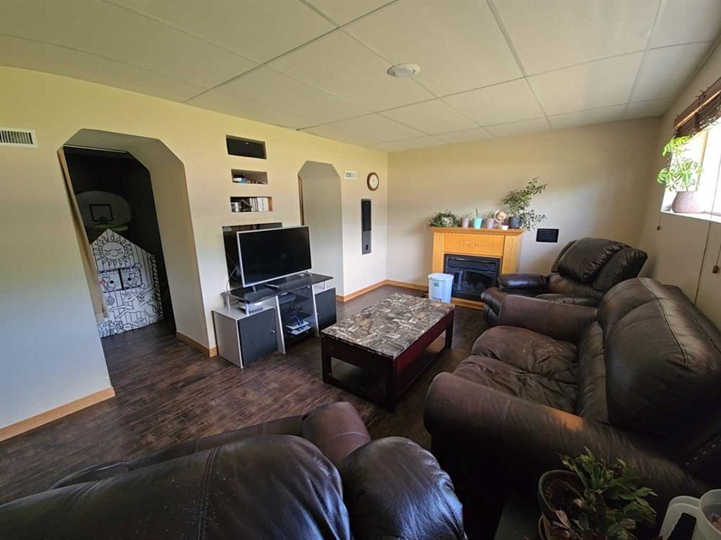401 7 Avenue, Fox Creek, AB - Indoor Photo Showing Living Room