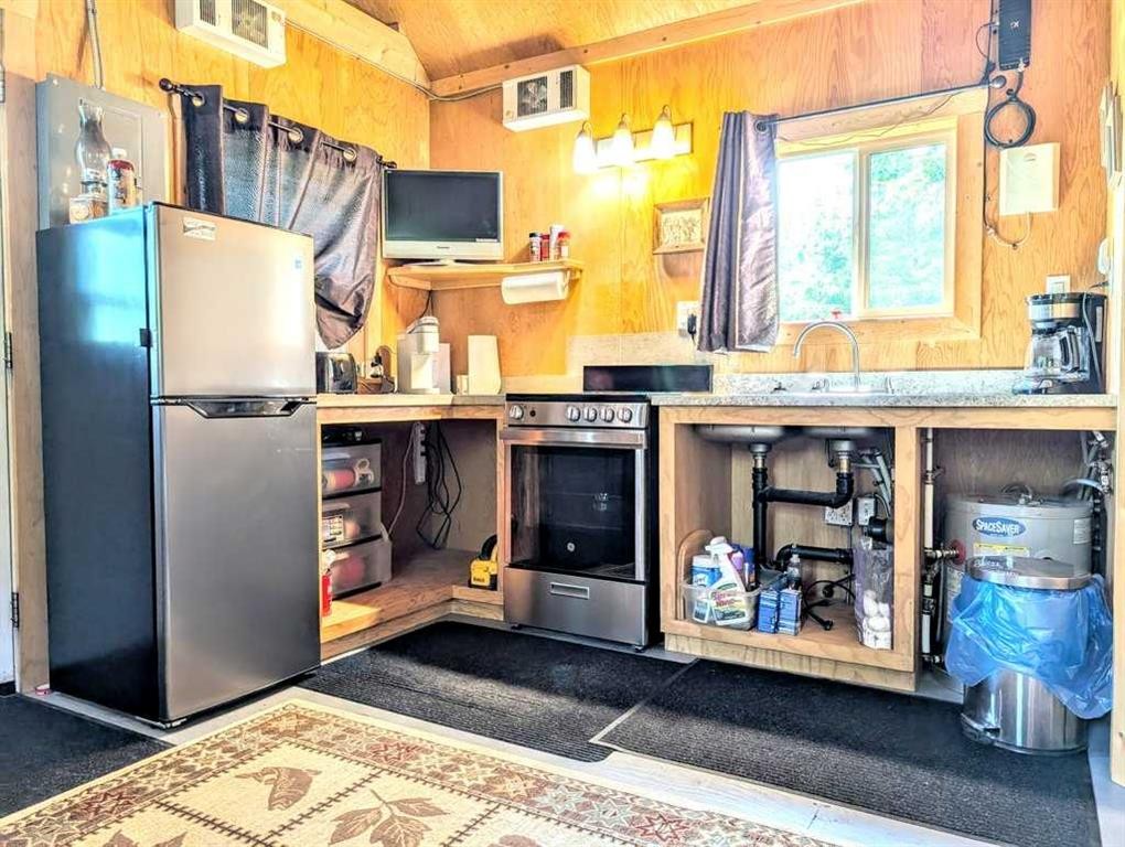 4 4A Street West, Faust, AB - Indoor Photo Showing Other Room