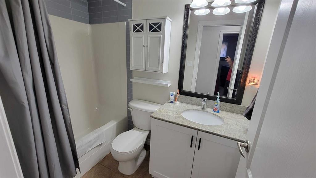 101-5037 7 Avenue, Edson, AB - Indoor Photo Showing Bathroom