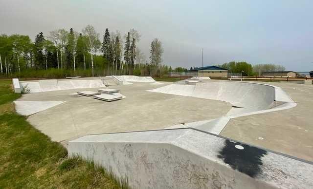 851 Wolf Trail, Sandy Lake, AB