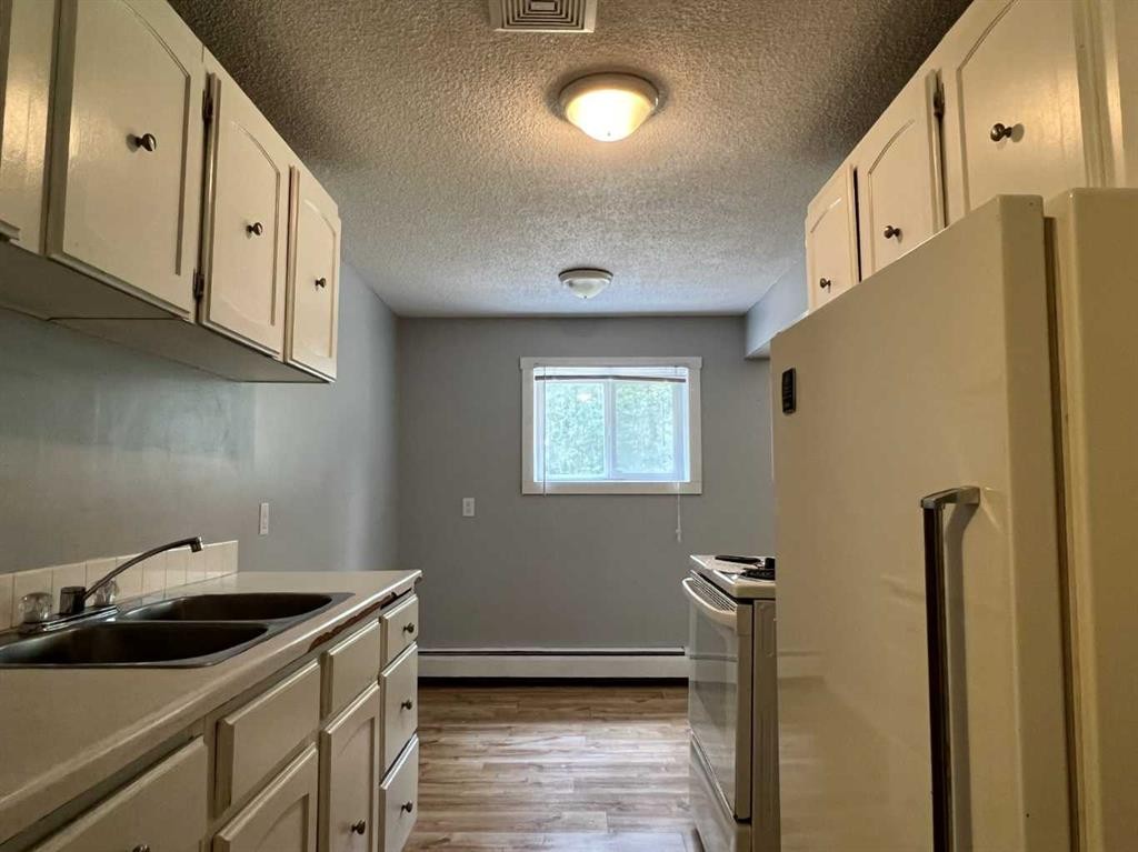 #2-506 41 Street, Edson, AB - Indoor Photo Showing Kitchen With Double Sink