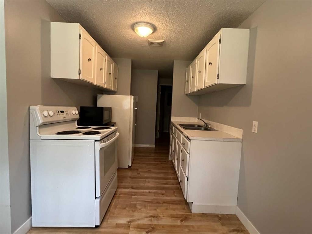 #2-506 41 Street, Edson, AB - Indoor Photo Showing Kitchen With Double Sink