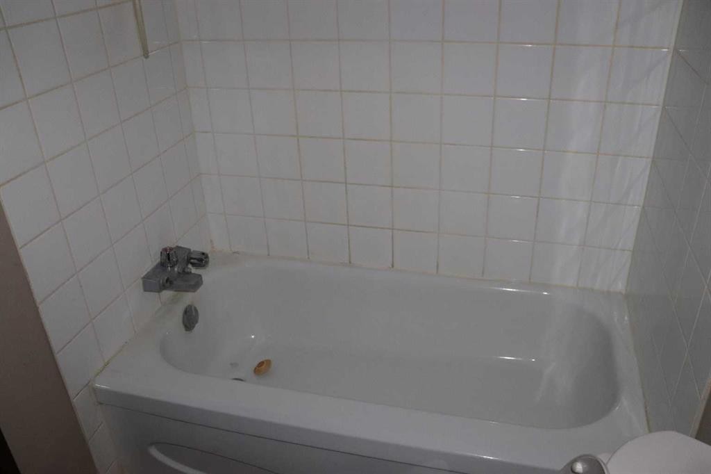 205-1221B West Haven Drive, Edson, AB - Indoor Photo Showing Bathroom