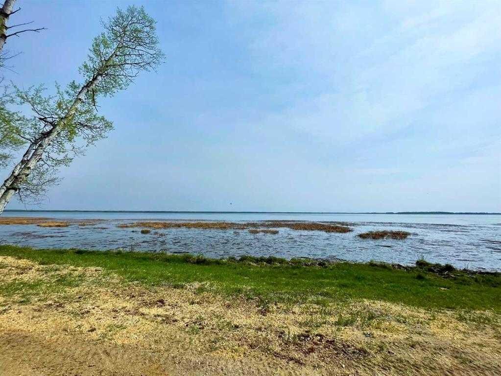 931 Wolf Trail, Sandy Lake, AB