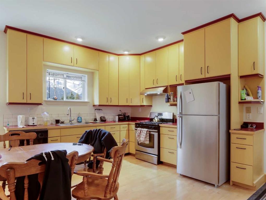 1621 1St Avenue, Canmore, AB - Indoor Photo Showing Kitchen