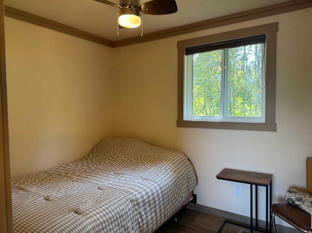 220 Lakeshore Drive North, Island Lake, AB - Indoor Photo Showing Bedroom