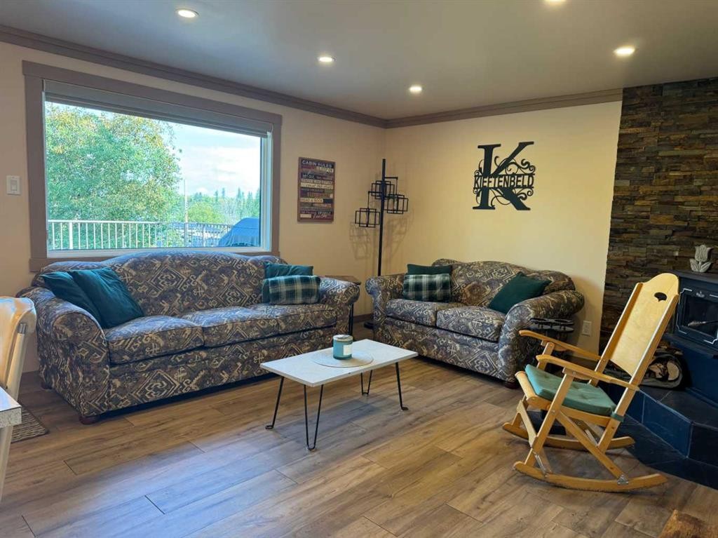 220 Lakeshore Drive North, Island Lake, AB - Indoor Photo Showing Living Room