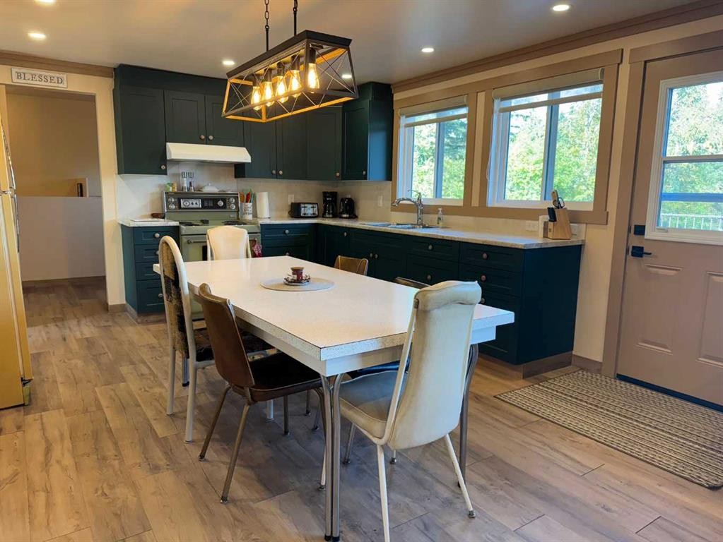 220 Lakeshore Drive North, Island Lake, AB - Indoor Photo Showing Dining Room