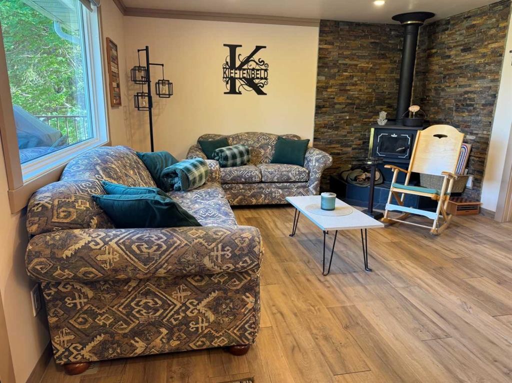 220 Lakeshore Drive North, Island Lake, AB - Indoor Photo Showing Living Room