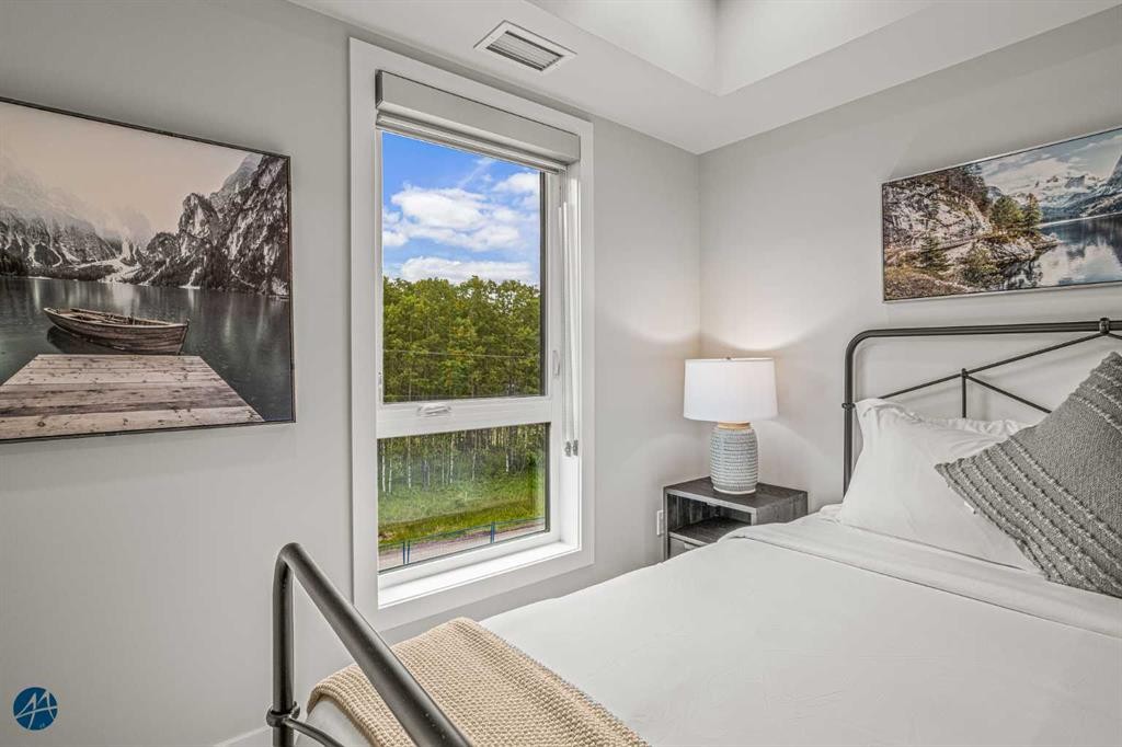 1217-200 2 Avenue, Dead Man'S Flats, AB - Indoor Photo Showing Bedroom