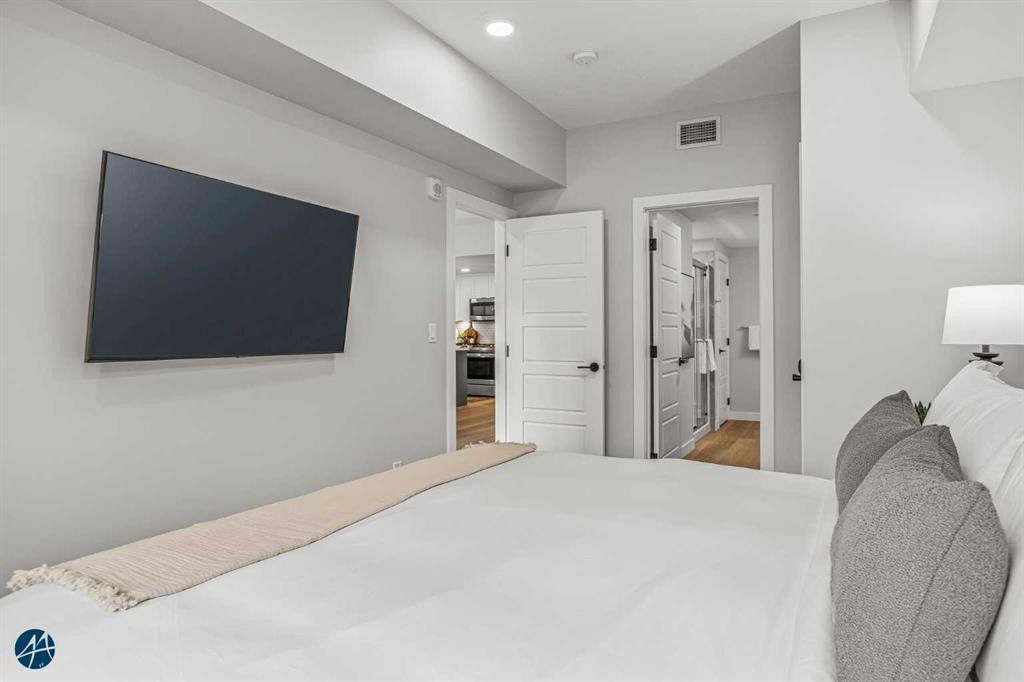 1217-200 2 Avenue, Dead Man'S Flats, AB - Indoor Photo Showing Bedroom