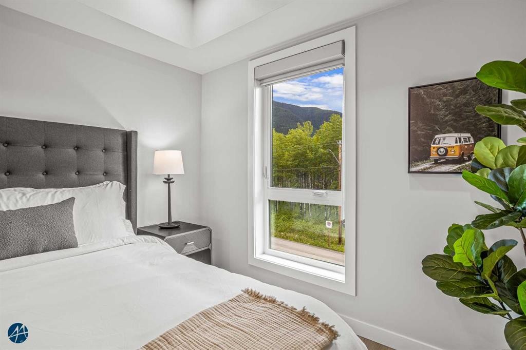 1217-200 2 Avenue, Dead Man'S Flats, AB - Indoor Photo Showing Bedroom